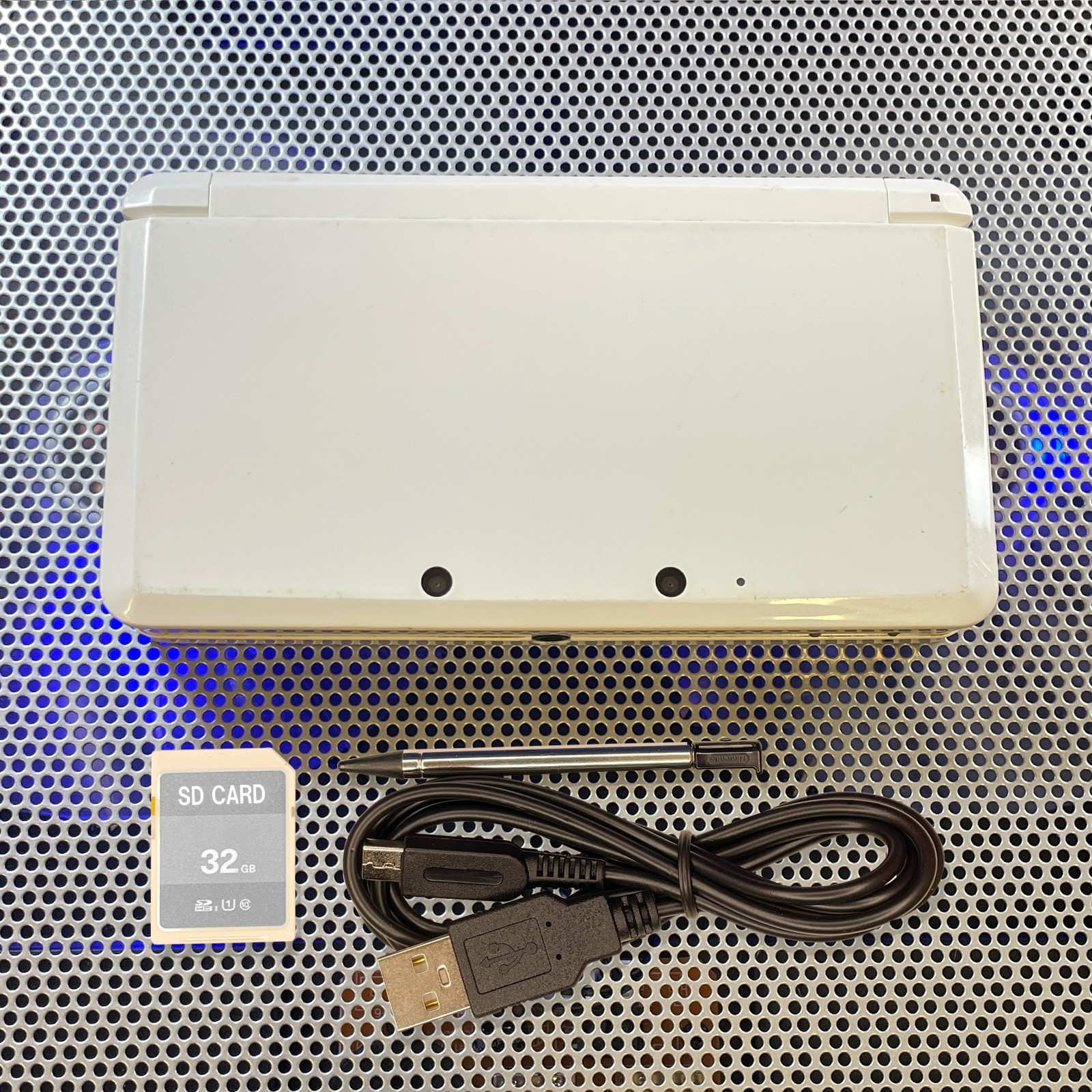 Nintendo 3DS Console Pure White Multi-Region Cartridge Compatible 32GB SD Stylus