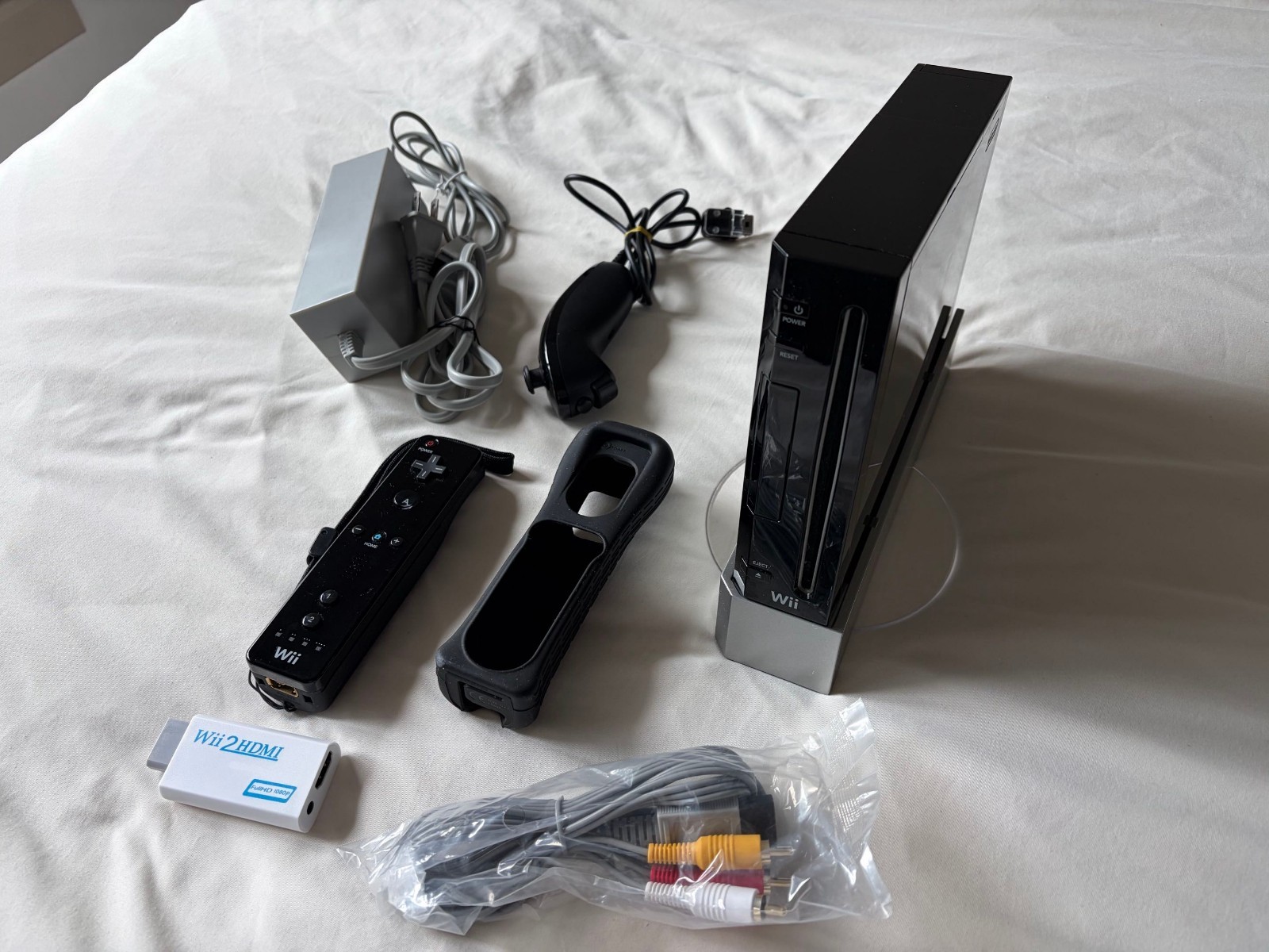 Nintendo Wii RVL-001 (GAMECUBE COMPATIBLE) Bundle w/ Controller, cables, etc.