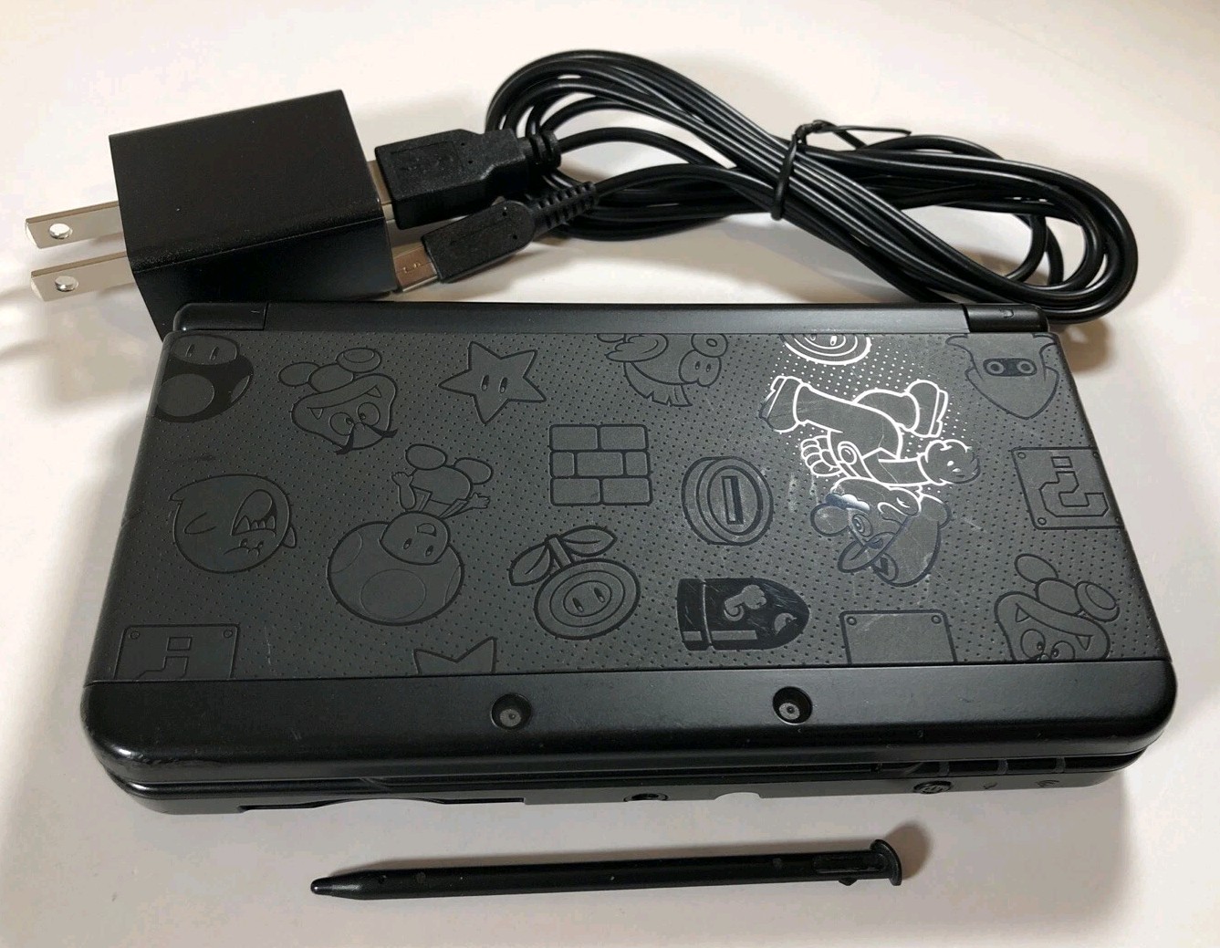 New Nintendo 3DS – Original Super Mario Edition (Black Friday) w/charger, READ
