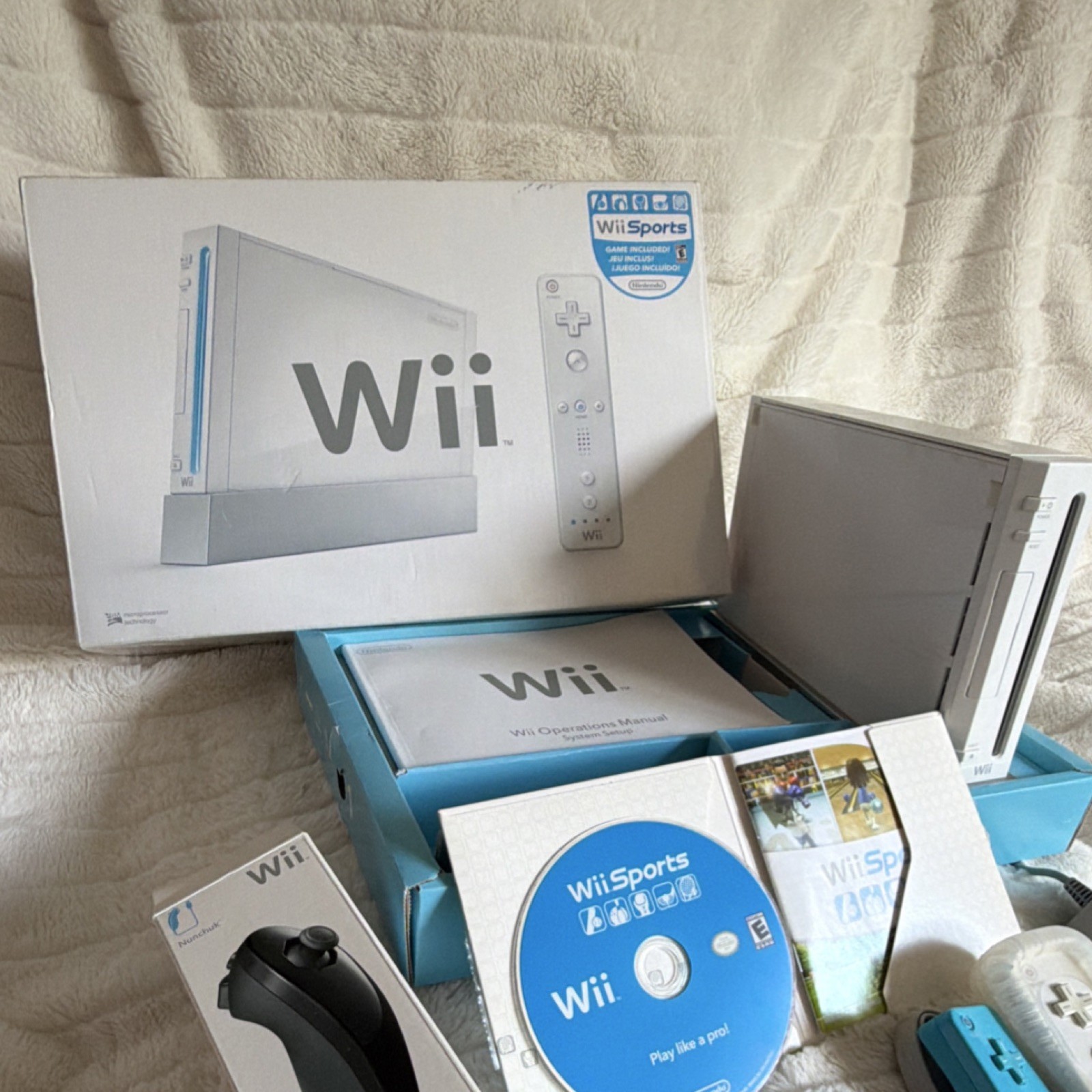 Nintendo Wii RVL-001(USA) White Console Bundle w/ Wii Sports, Remote, Box Tested