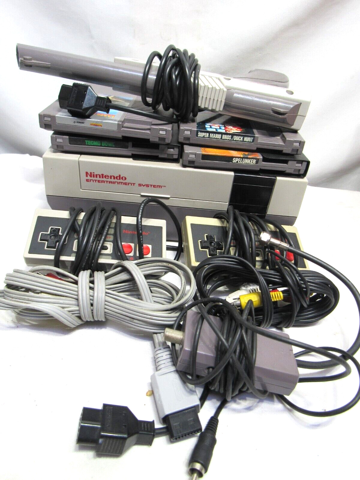 Nintendo NES Action Set Home Console – White/Gray 2 CONTROLLERS, GUN, 4 GAMES