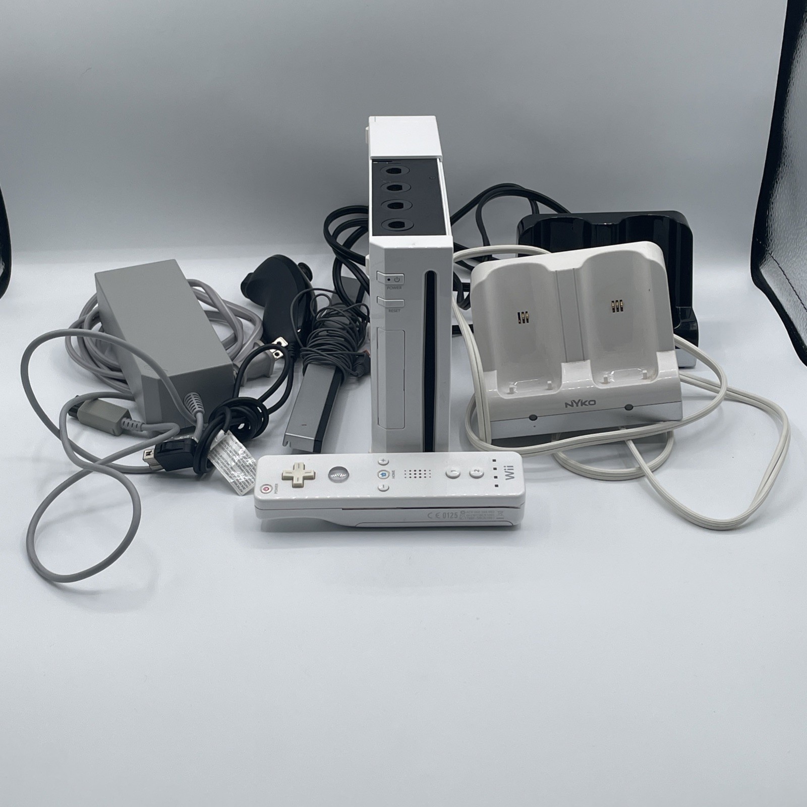 nintendo wii console 1 Controller 1 Nunchuck 2 Charging Stations No AV CORD READ