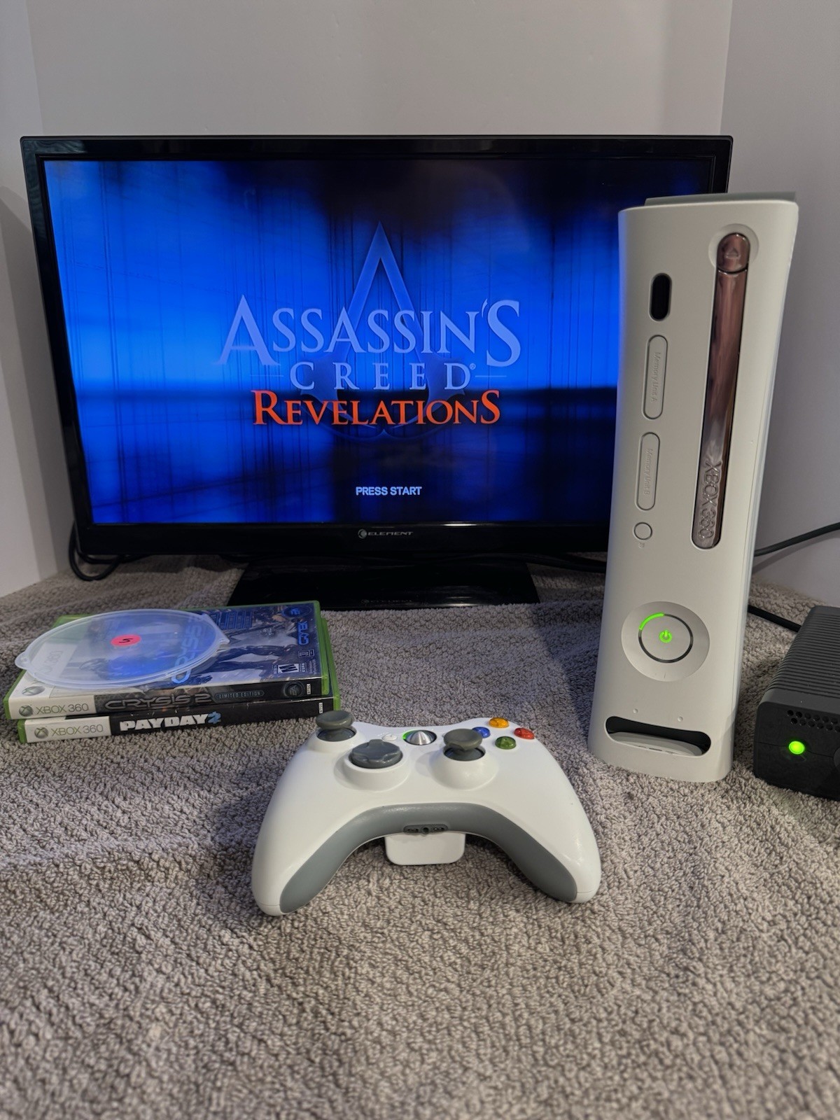Microsoft Xbox 360 System Bundle 60GB White Console w/ 3 Games Power Cord and Ca