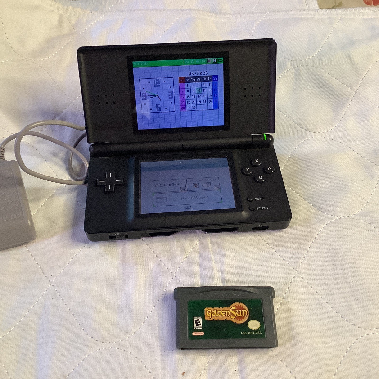 2006 NINTENDO DS CONSOLE / CHARGER /GOLDEN SUN GAME WORKS GREAT