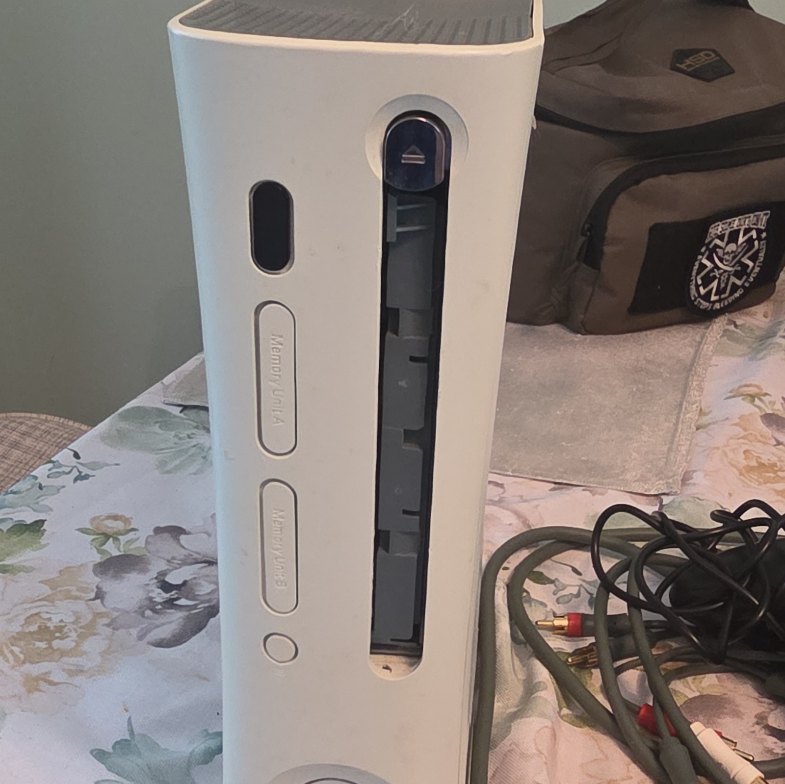 Microsoft Xbox 360 Home Console 60GB White/Gray HDMI w/ 2 Controllers, AV Cable