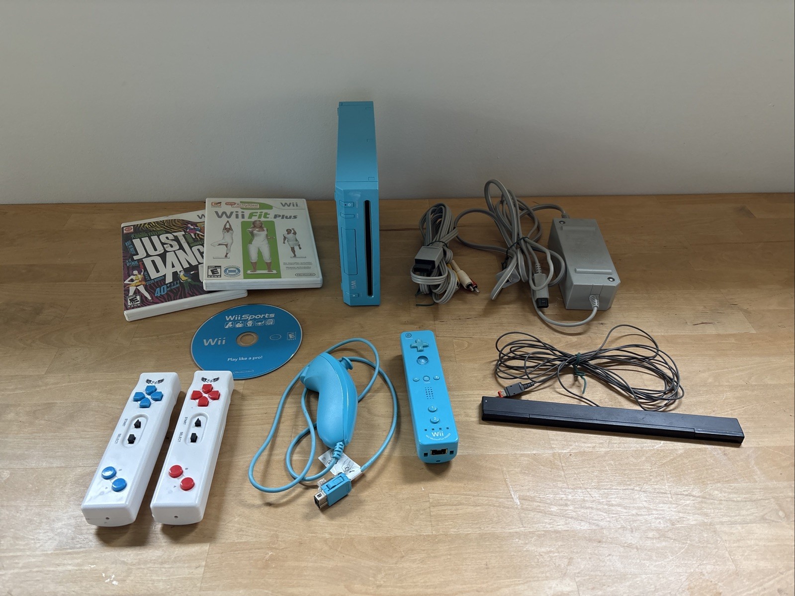Nintendo Wii Blue RVL-101 Console Bundle w/ Controllers, Sensor Bar + 3 Games