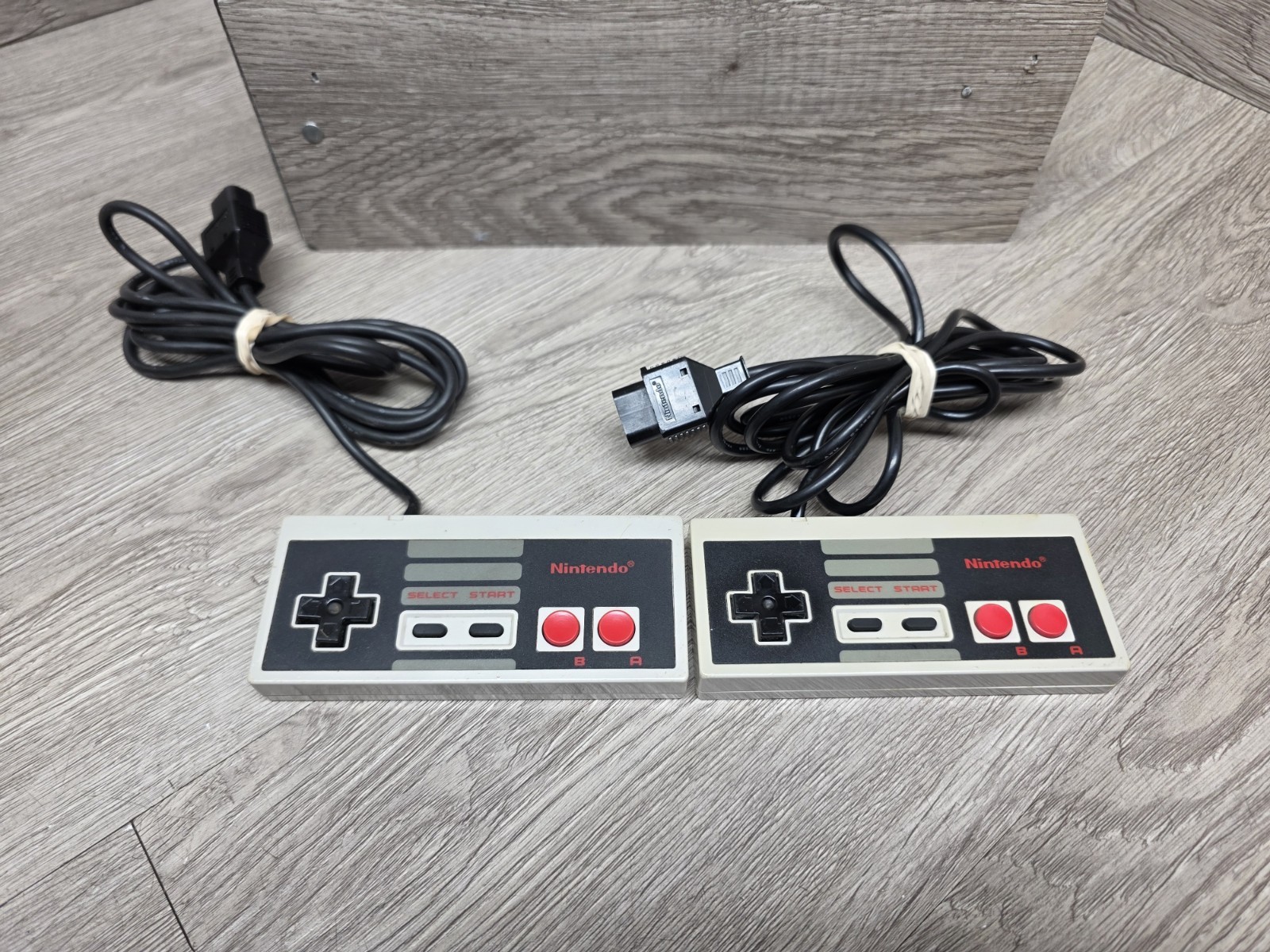 Nintendo Entertainment System NES Bundle with Zapper, 2 Controller, Cables Games
