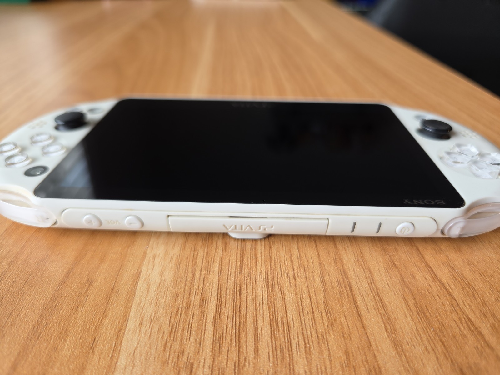 Sony PS Vita PCH-2000 Slim White + Charger GREAT CONDITION US SELLER