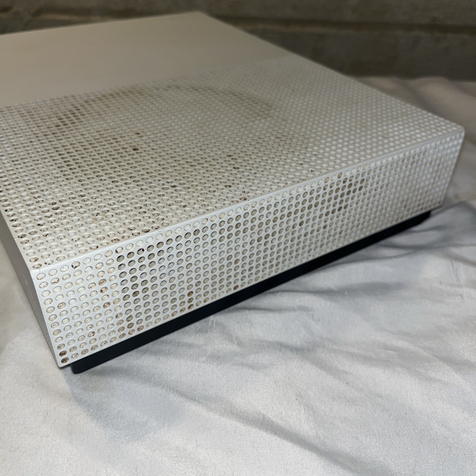 Microsoft Xbox One S 1TB White Model 1681 Console Does Not Read Disks