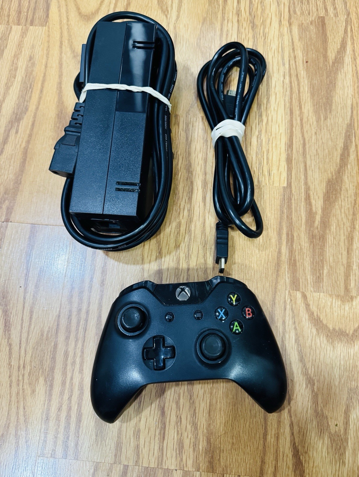 Microsoft Xbox One 1 TB Console Model 1540 w/ Controller & 4 Non-Sports Games