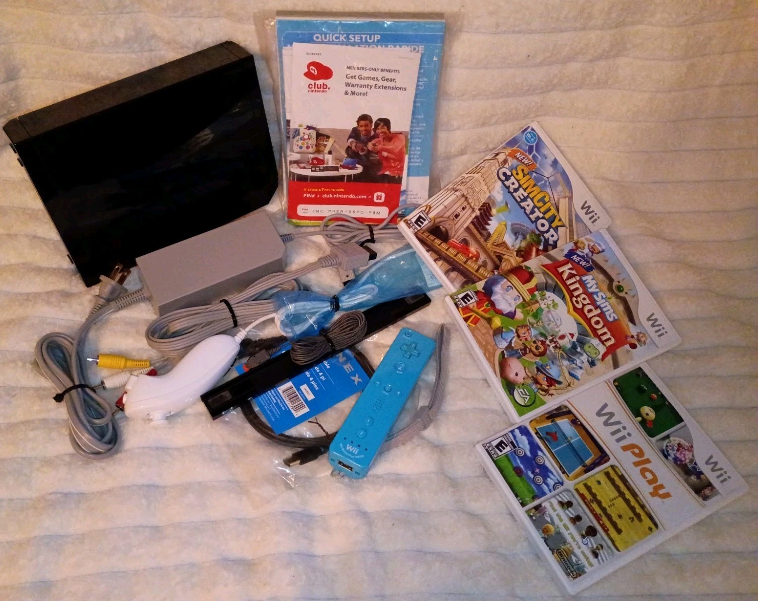 Nintendo Wii Black RVL-101 Bundle, Blue Controller, New Nunchuck, 3 Games, WORKS