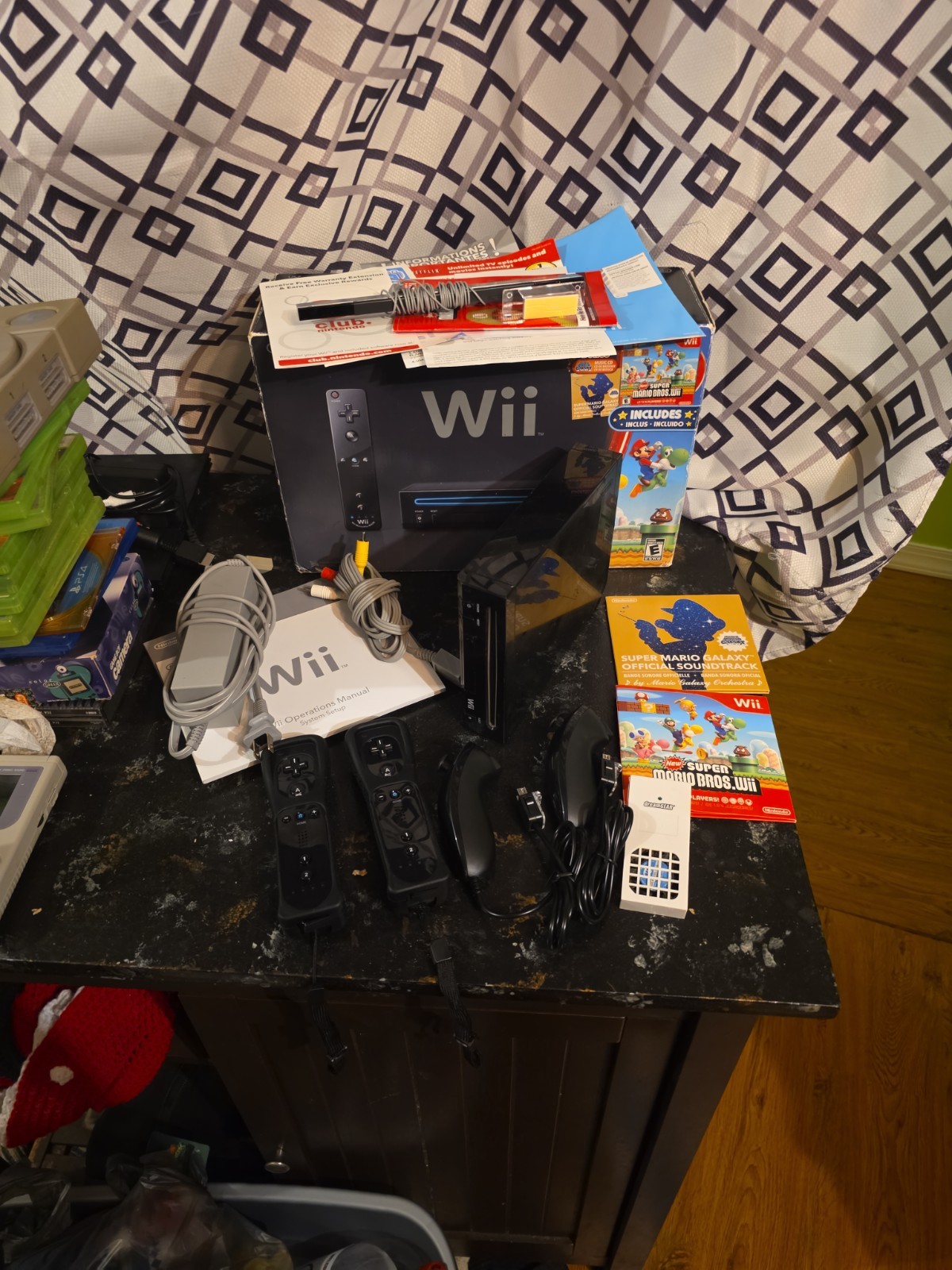 Nintendo Wii Black Console Mario Bundle 2 Remotes