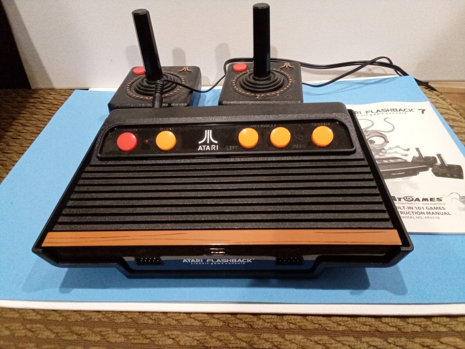 Atari Flashback 7 Deluxe Console Complete w/ Box Manual 4 Controllers 101 Games