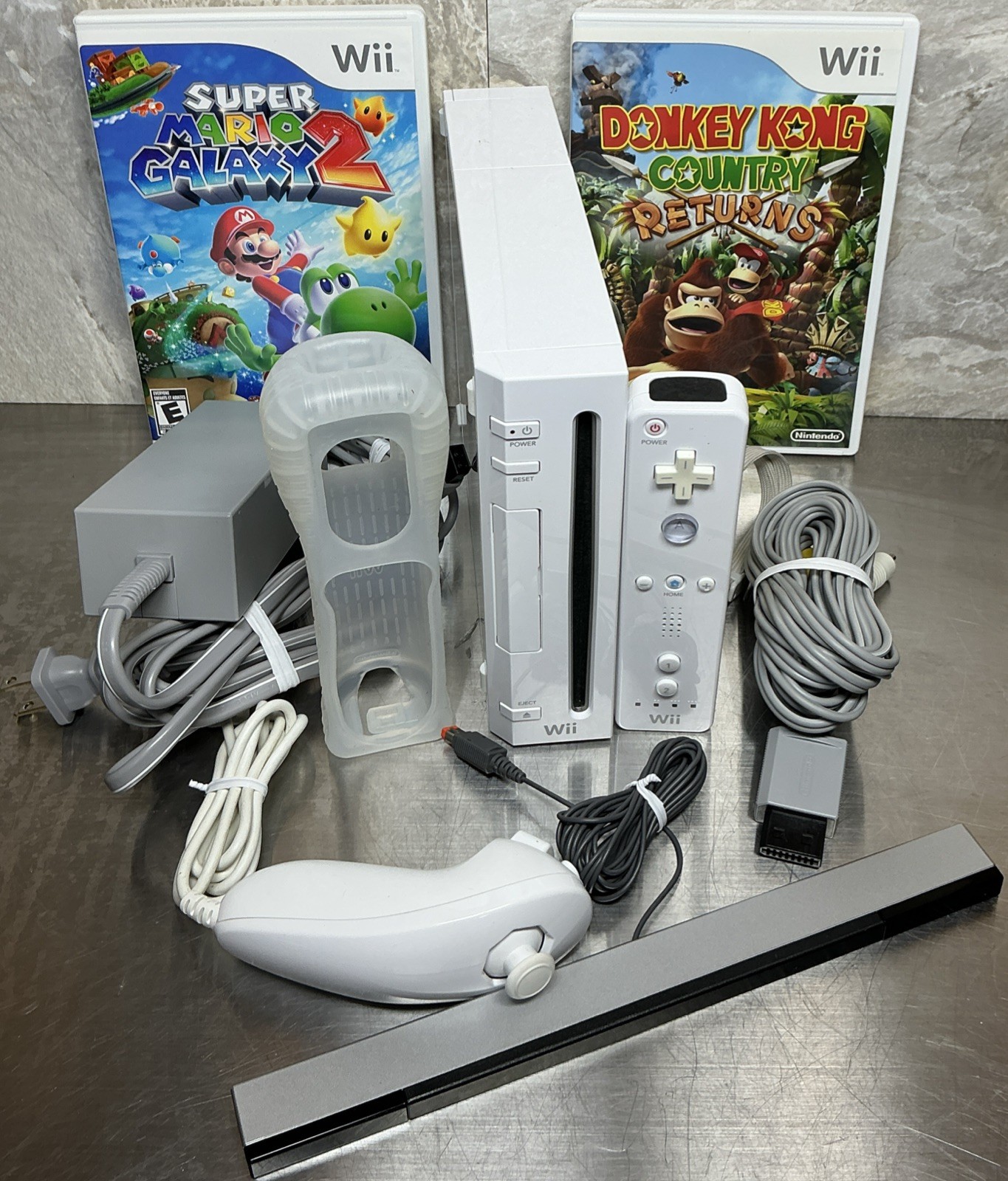 Nintendo Wii Console Bundle Mario Galaxy 2 & Donkey Kong Country, Works Tested