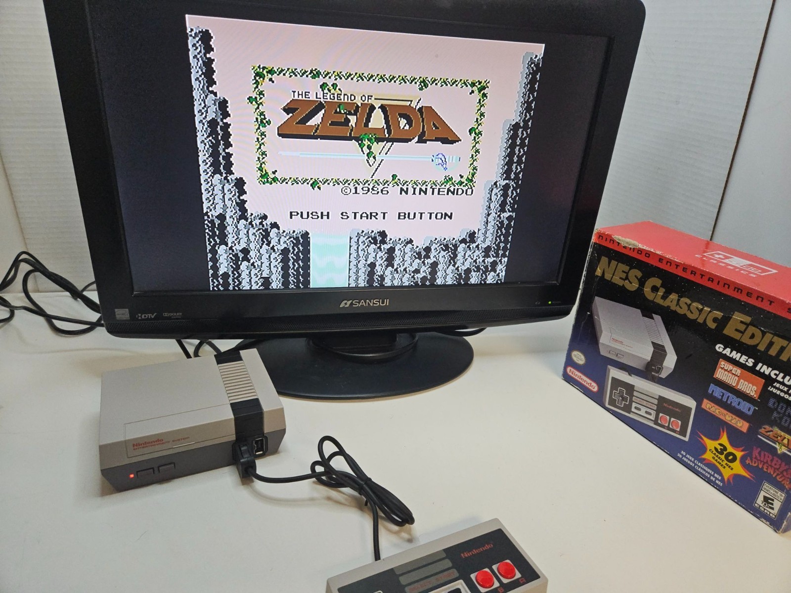 Nintendo NES Classic with Box and extra controller mini console zelda metroid