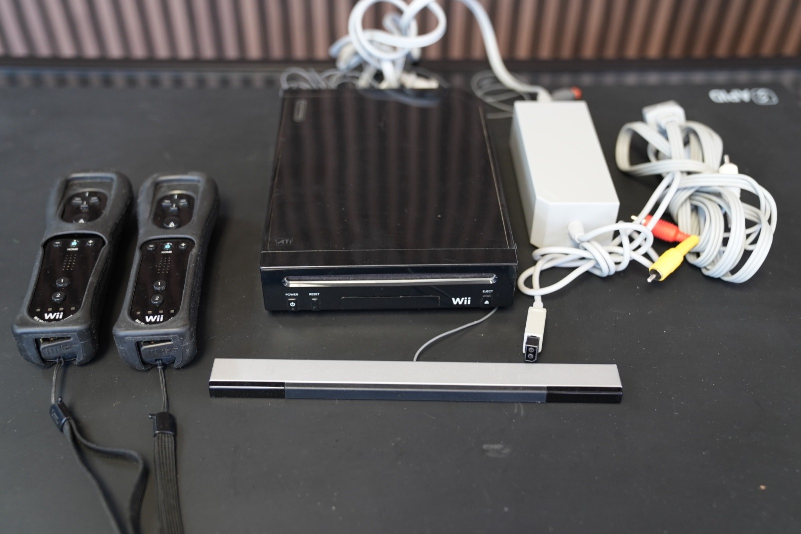 Nintendo Wii RVL-101 USA Black +2 Controllers + 2 Games – Tested Working