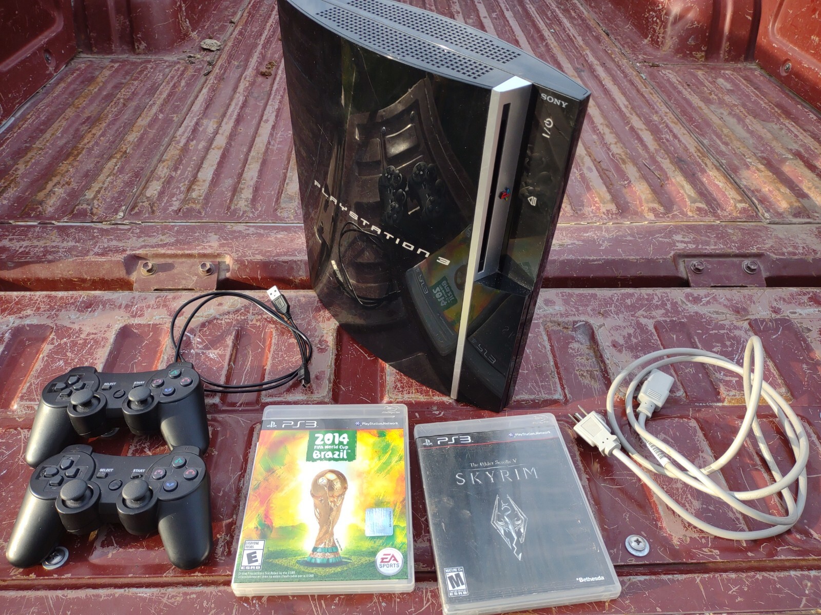 Sony PlayStation 3 Launch Edition 160 GB with Skyrim and Fifa Brazil 2014