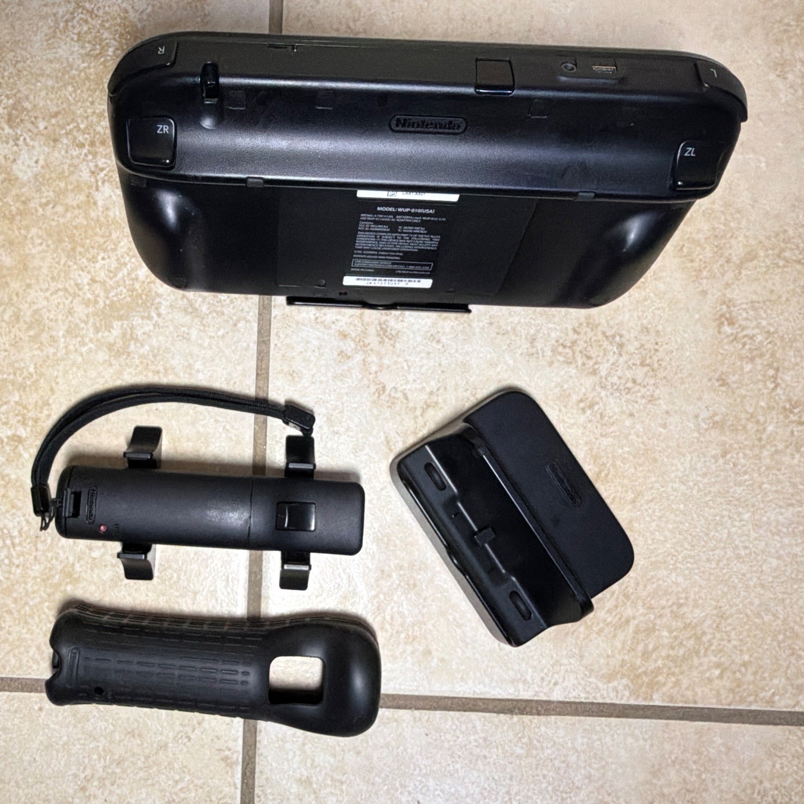 Nintendo Wii U 32GB Black Console + GamePad, Sensor Bar, Cables, Stands