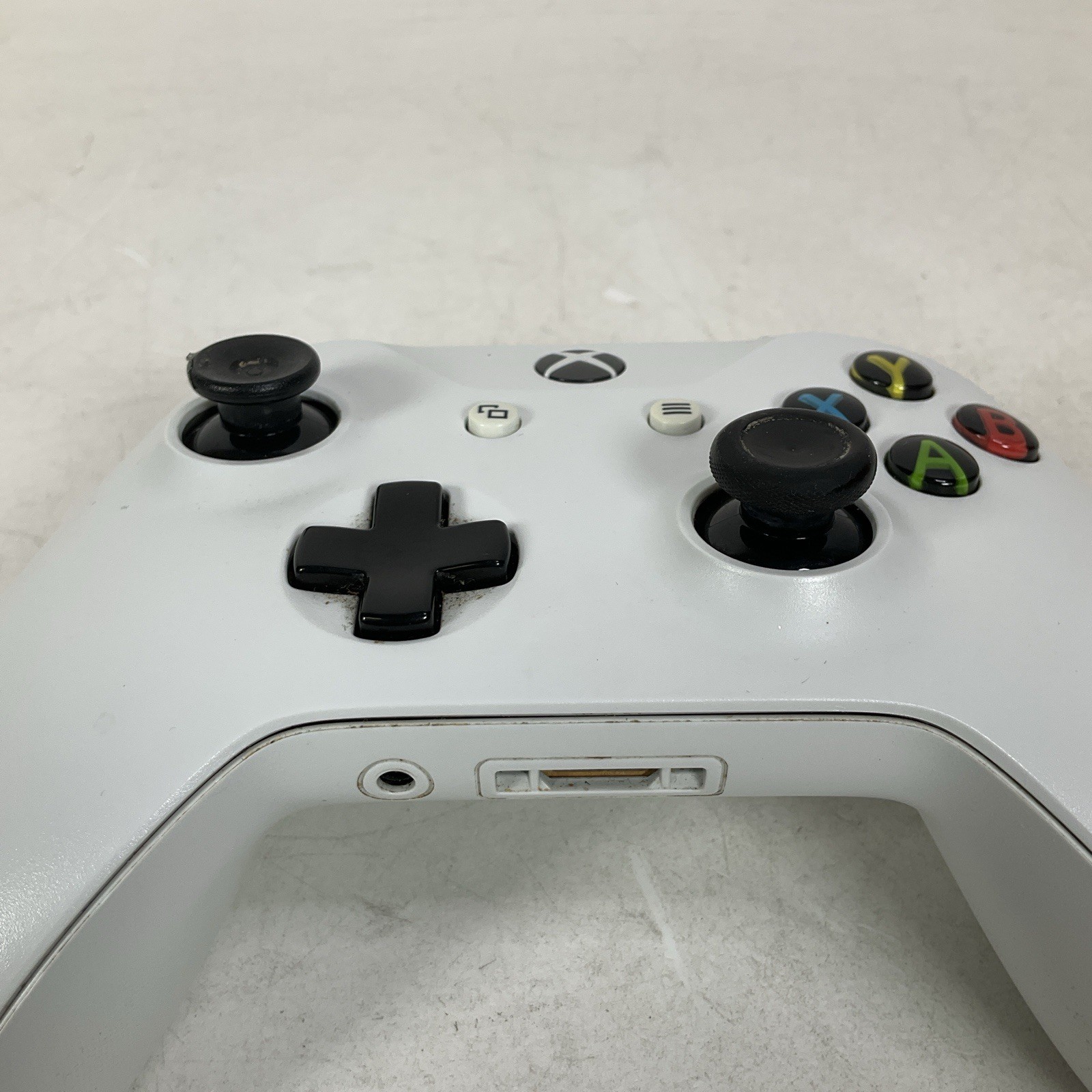Microsoft Xbox One Model 1540 500GB Console Bundle White Wireless Controller