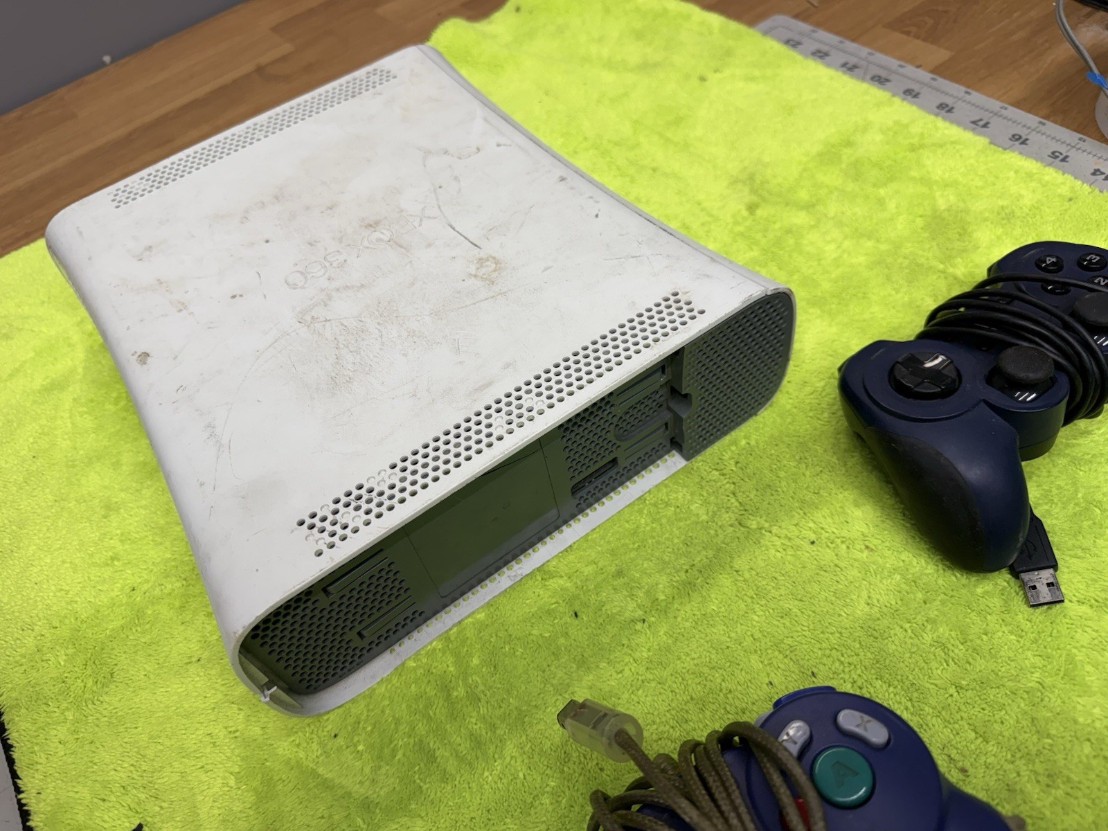 Xbox 360 Console White Unknown if still works See DESCRIPTION Pics 2 Controllers