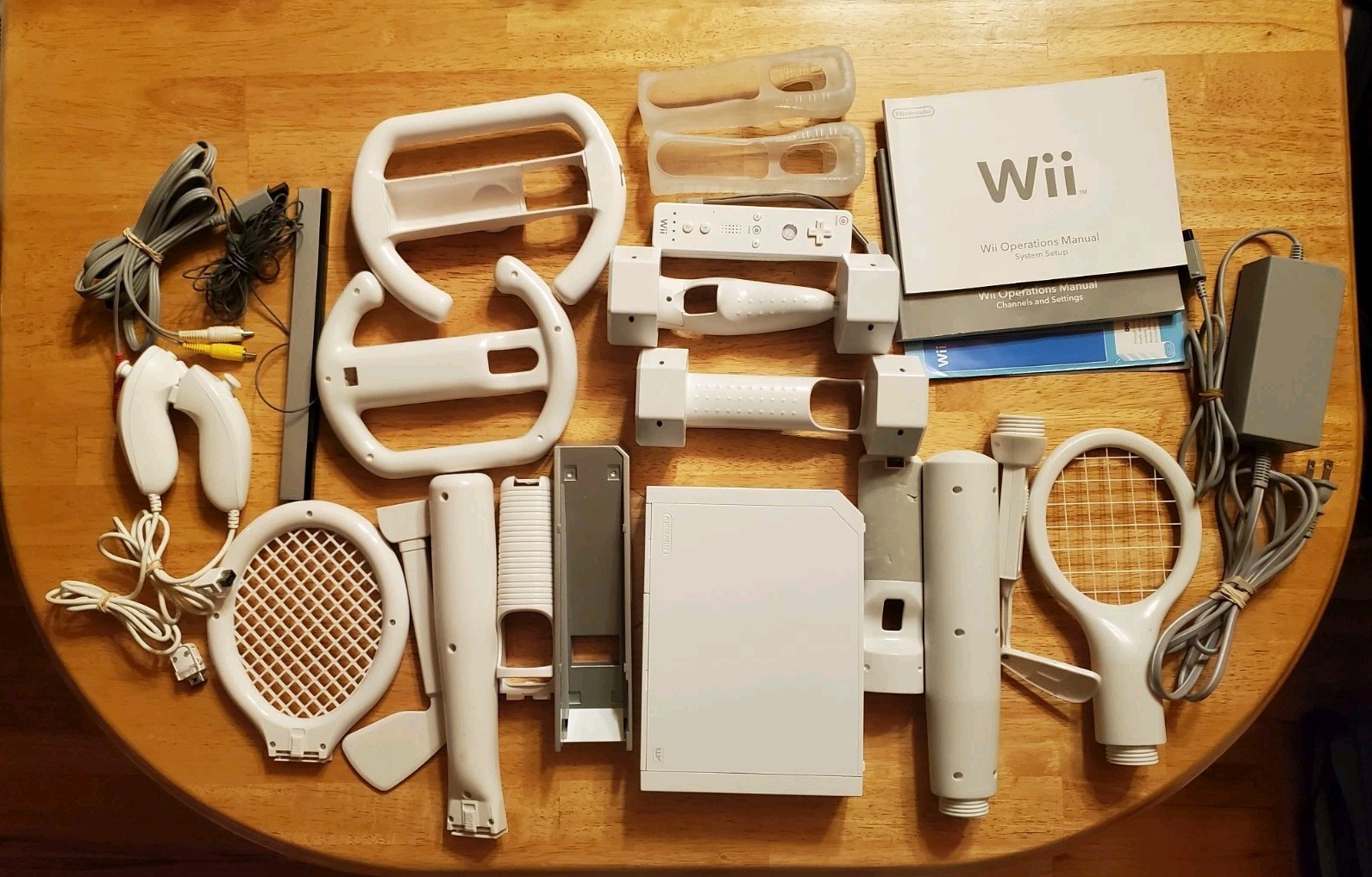 Nintendo Wii Conso RVL-001 Bundle w/Motion Bar, Numchucks Wheels Bat Tennis Golf