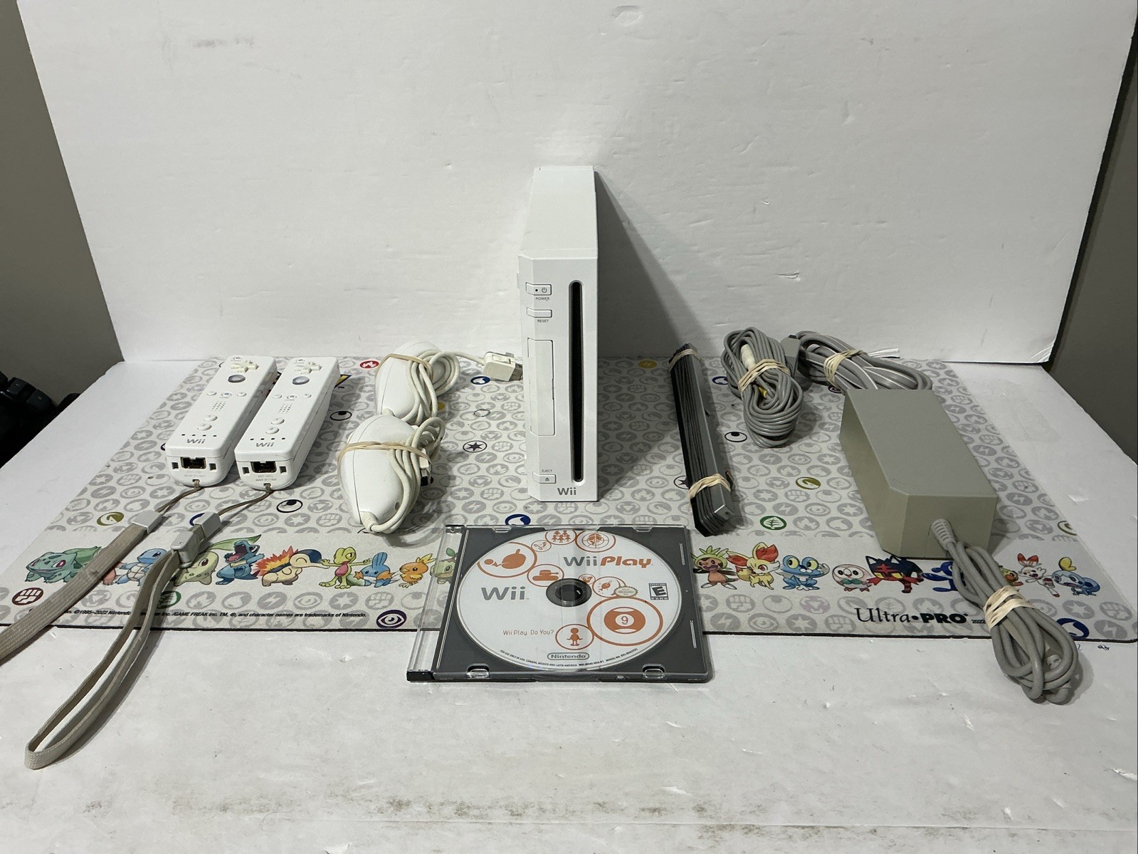 Nintendo Wii RVL-001 White Console Bundle – 2 Controllers – Wii Play – FastShip!