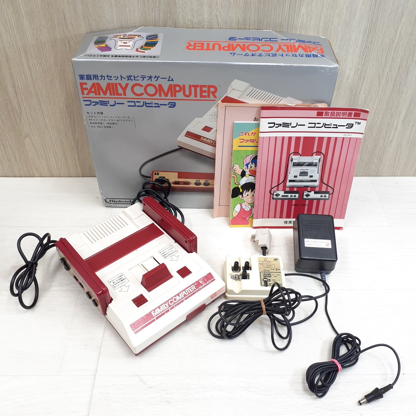 Nintendo Japanese Original Famicom in box CIB S/NO. MATCH 1983 NES HVC-001