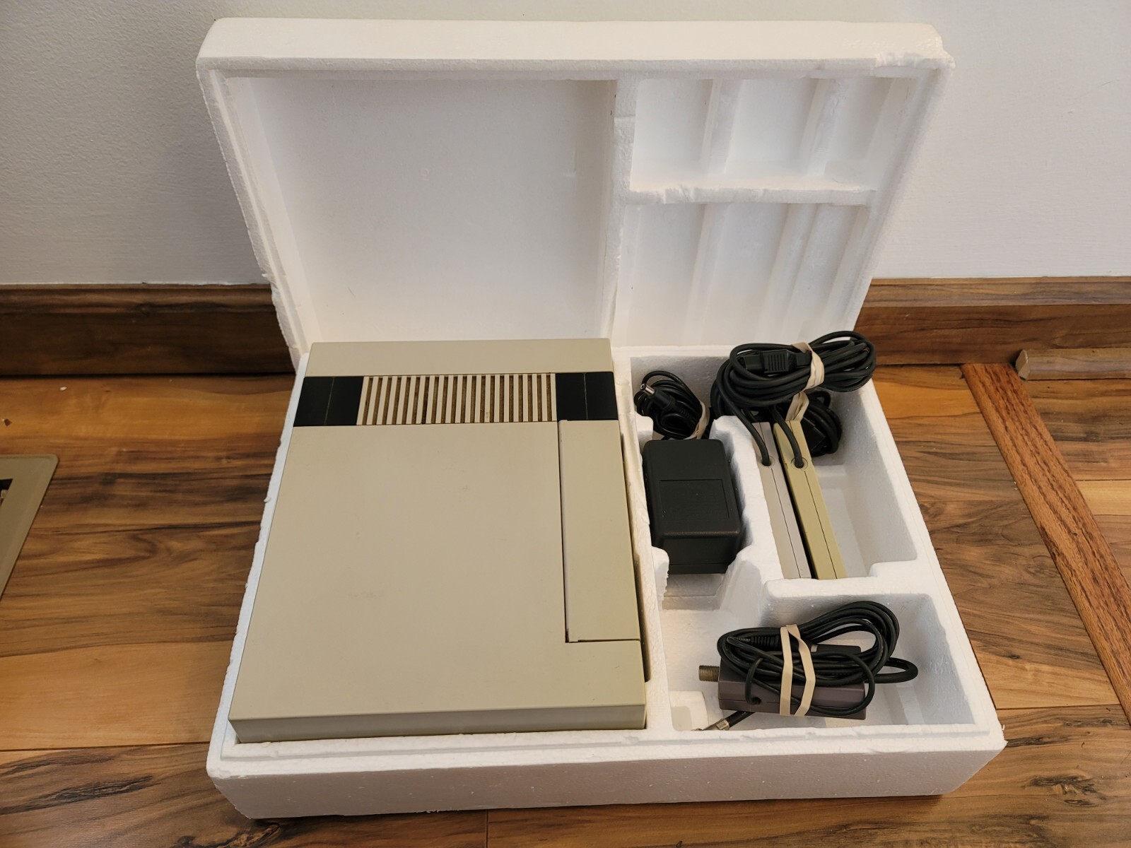 Nintendo NES Control Deck System Console CIB Complete In Box Great Shape 9