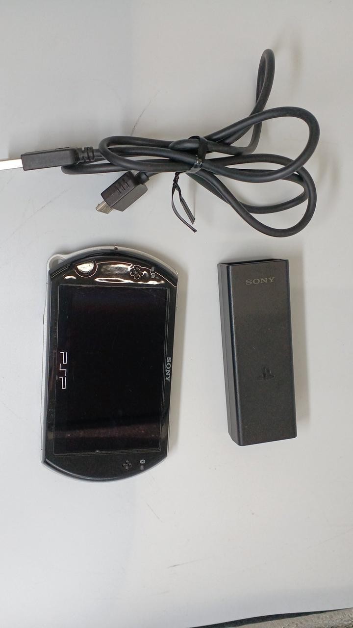 SONY PSP Go PSP-N1000PB Piano Black Console with Power Cable From Japan Used Set