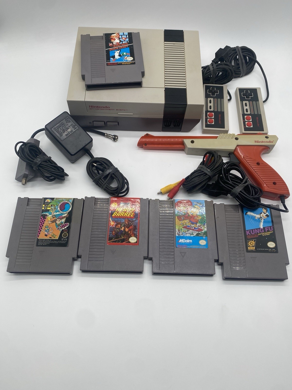 Nintendo Entertainment Console NES ,2 Controllers,Gun,5 games, AV Cable, + Power