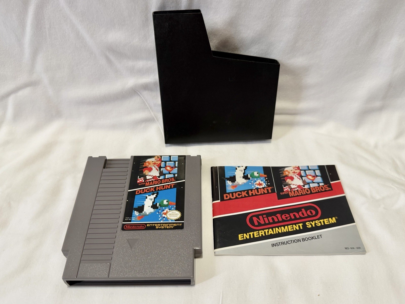 Nintendo NES Console Bundle Mario Duck Hunt Zapper Controllers Cables Manuals