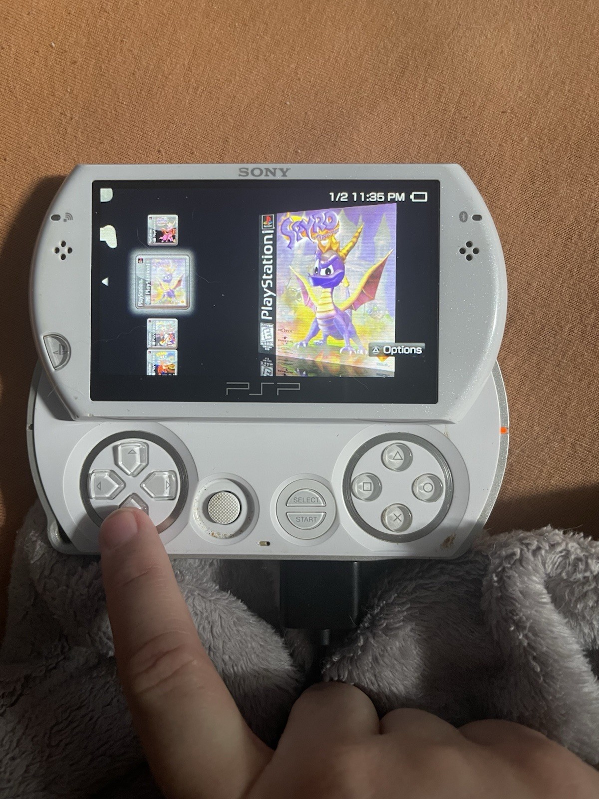 Sony PSP Go PSP-N1001 White 6870MB Wi-Fi Handheld Console SALE