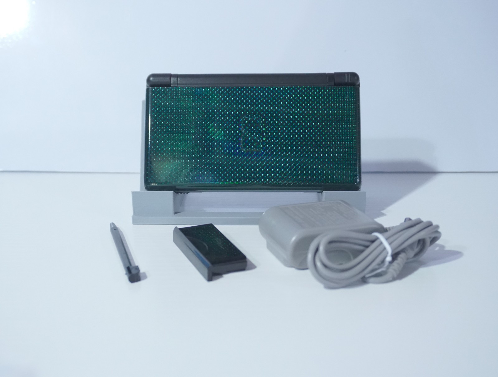 Nintendo DS Lite Shiny Pearlescent Green / Black Handheld System with Charger