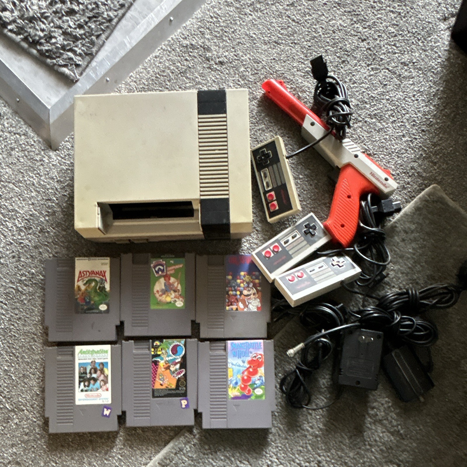 Nintendo NES Console Bundle 2 Controllers Zapper 6 Games not tested read