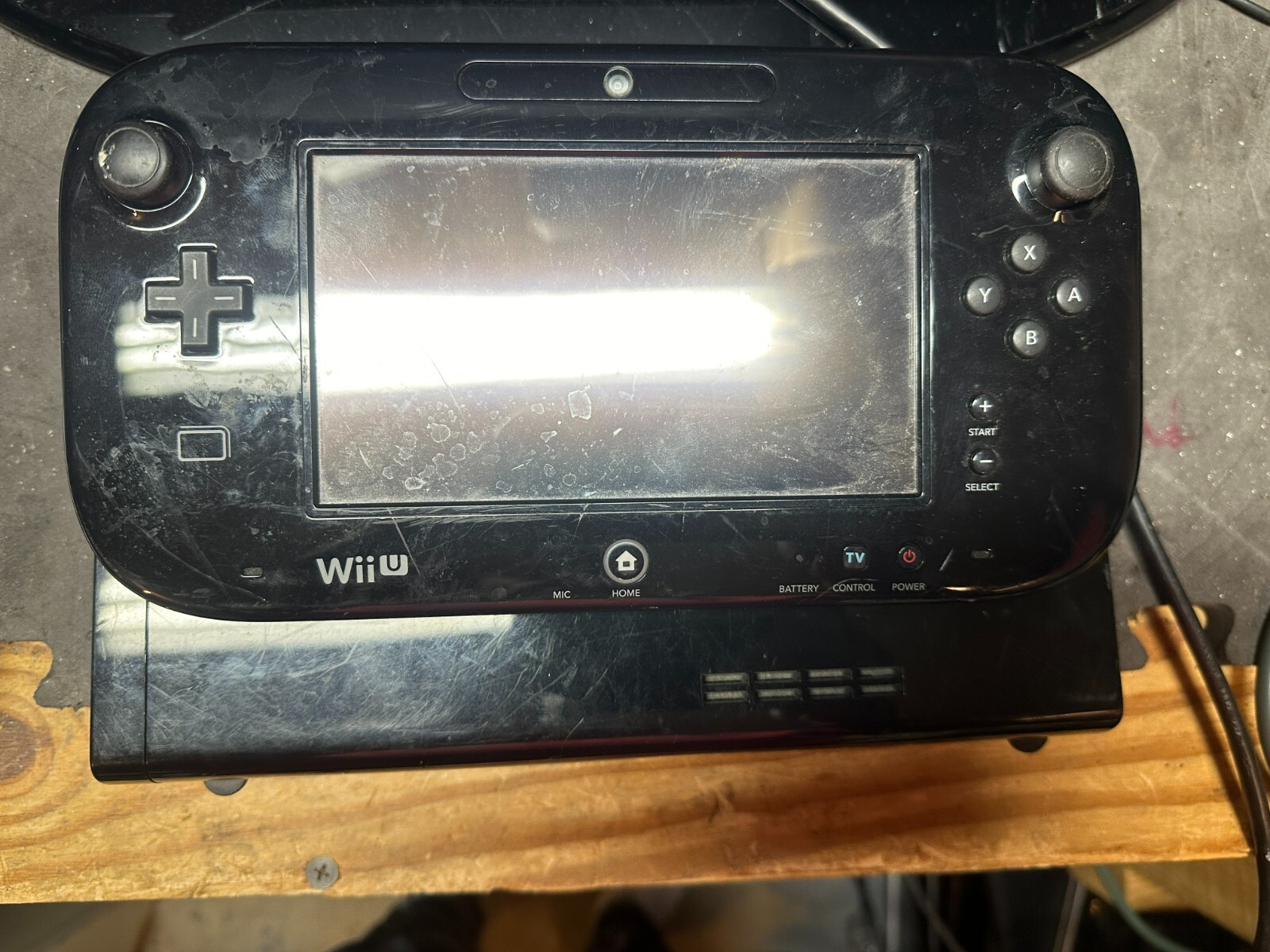 Nintendo Wii U Gaming System 32GB Console **CONSOLE AND GAMEPAD ONLY** FOR PARTS