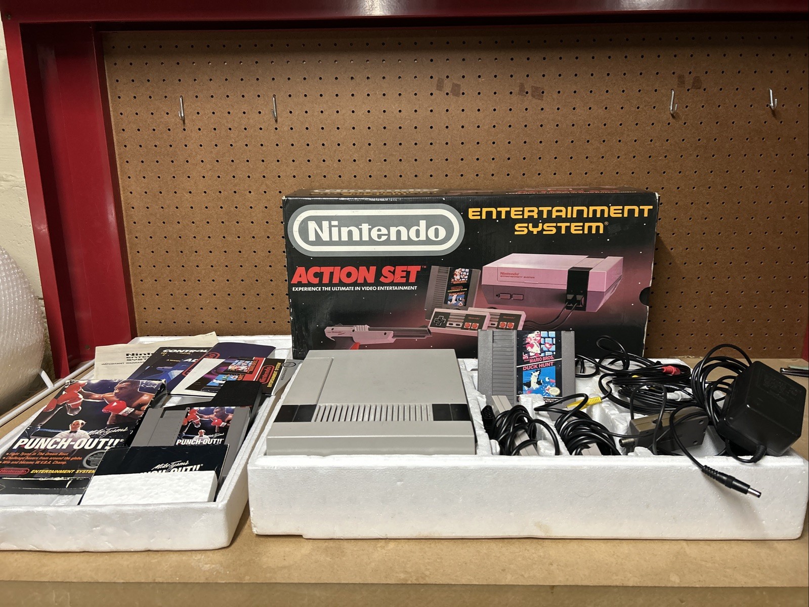 RARE Nintendo NES Action Set ConsoleNES-001 CIB With Boxed Punch Out!