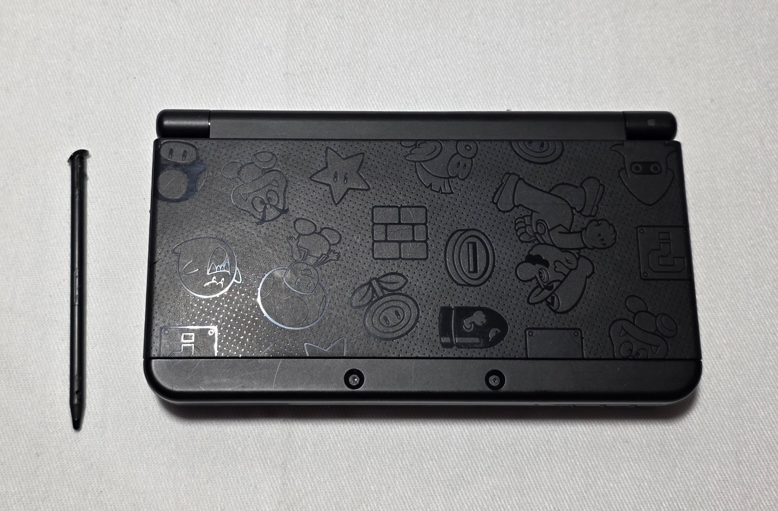 Nintendo 3DS- Super Mario Edition (Black Friday) w/charger and travel case