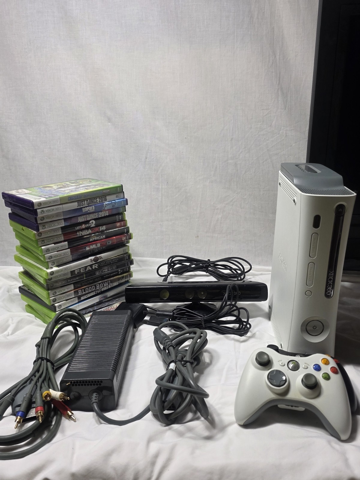 Huge Microsoft Xbox 360 60GB Bundle Lot w/ 18 Games 2 Controllers & Kinect