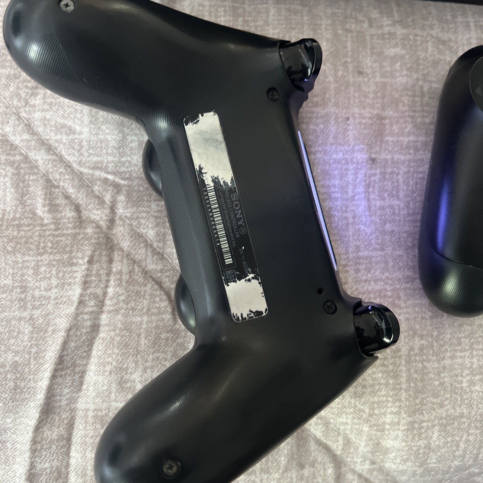 Low Firmware PlayStation 4 500gb W/ 2Controllers+Wires+CoolingStand -10.71 Firm