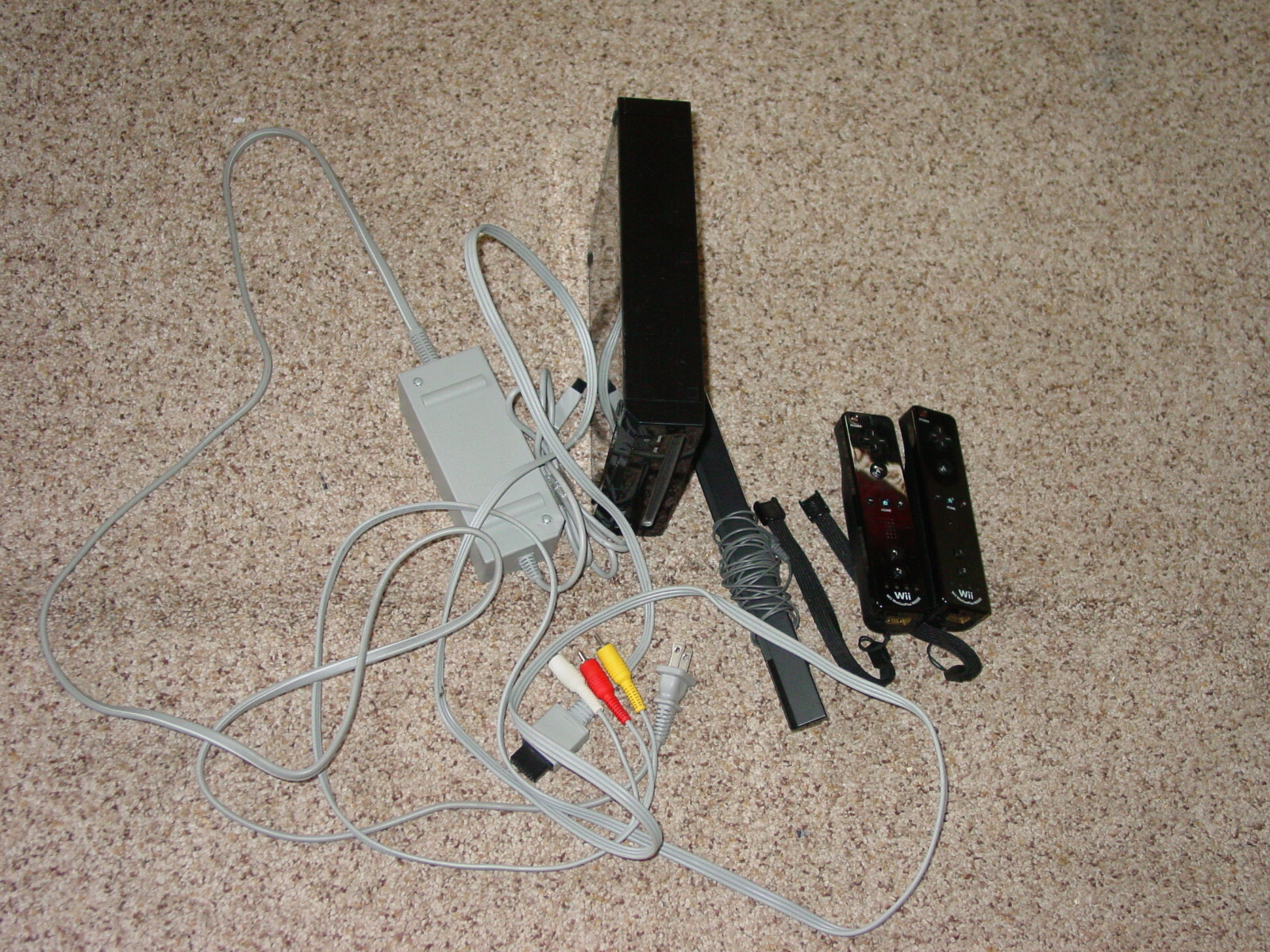 Nintendo Wii CONSOLE Black RVL-101 Sensor Bar, Controllers & Power Supply!