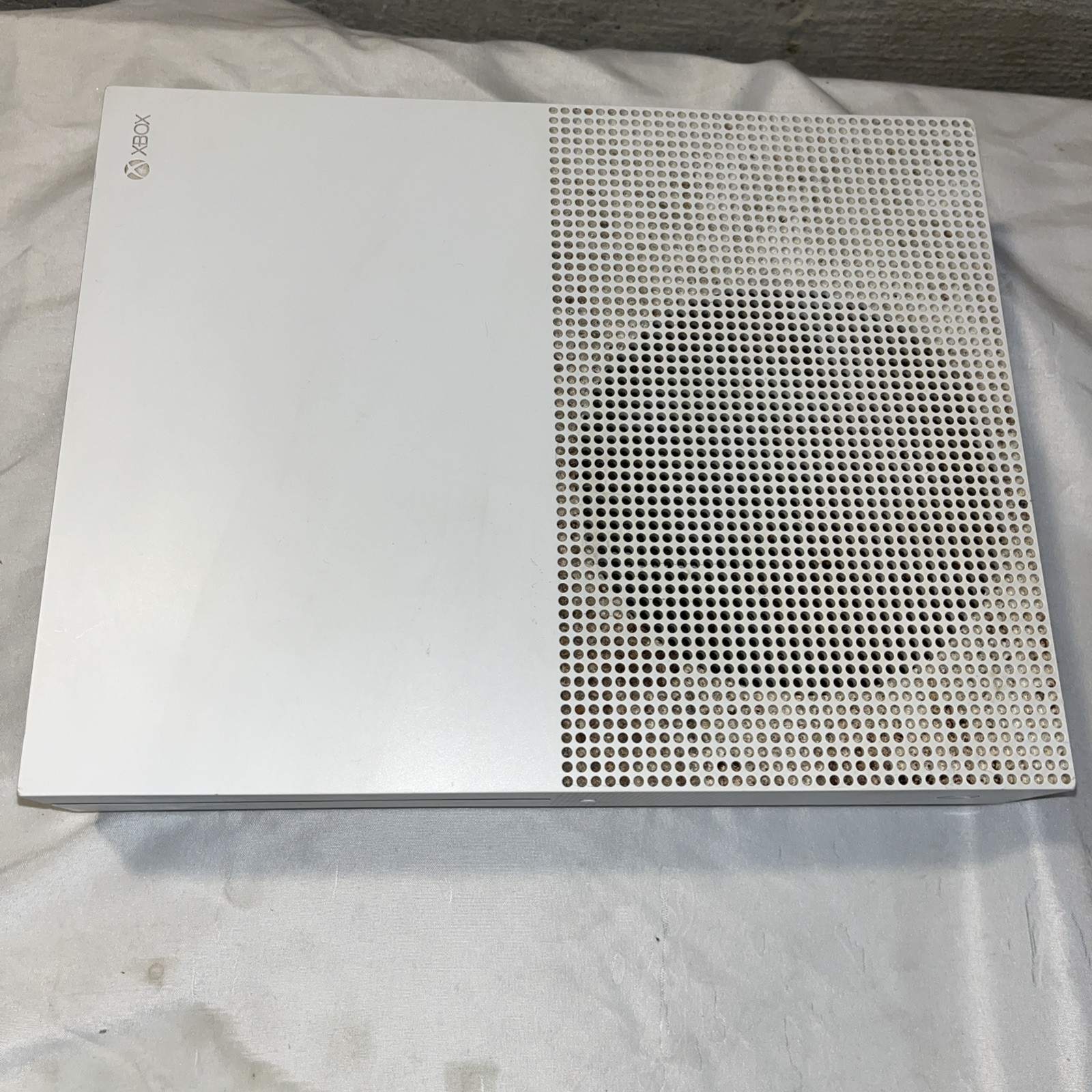 Microsoft Xbox One S 1TB White Model 1681 Console Does Not Read Disks