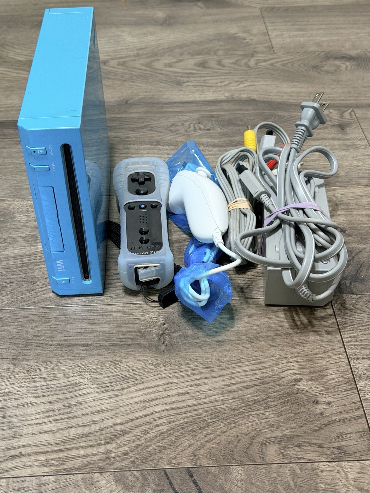 Nintendo Wii System Bundle Limited Edition RVL-101(USA) TESTED AND WORKING