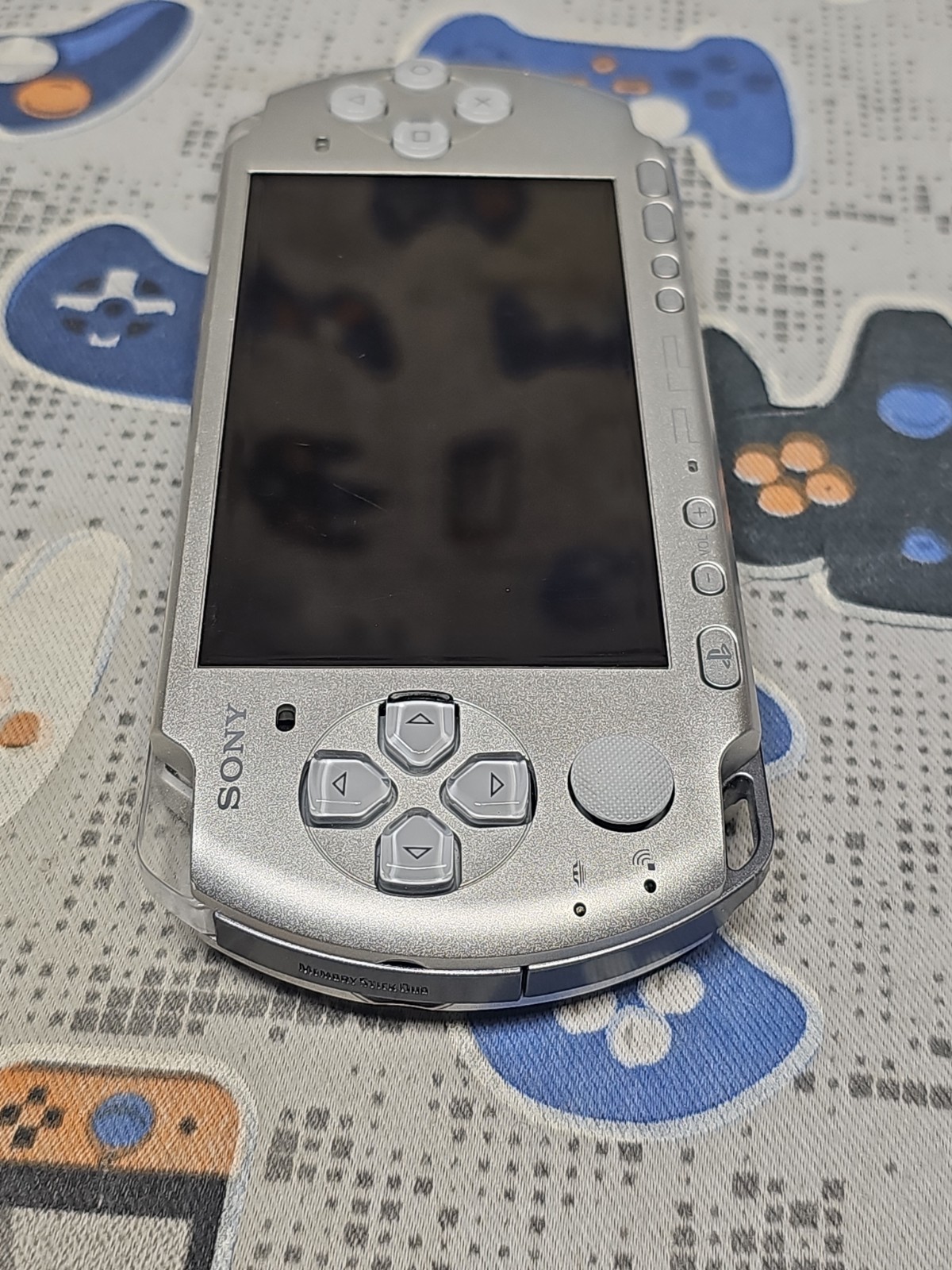 SONY PSP 3000 SILVER Console With 1GB MEM CARD/NEW BATTERY/NEW CHARGER TESTED