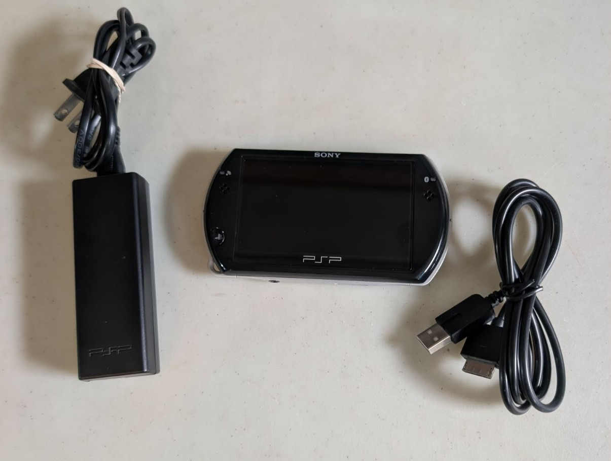 Sony PSP Go 16GB Handheld System N1001 Piano Black with Charger