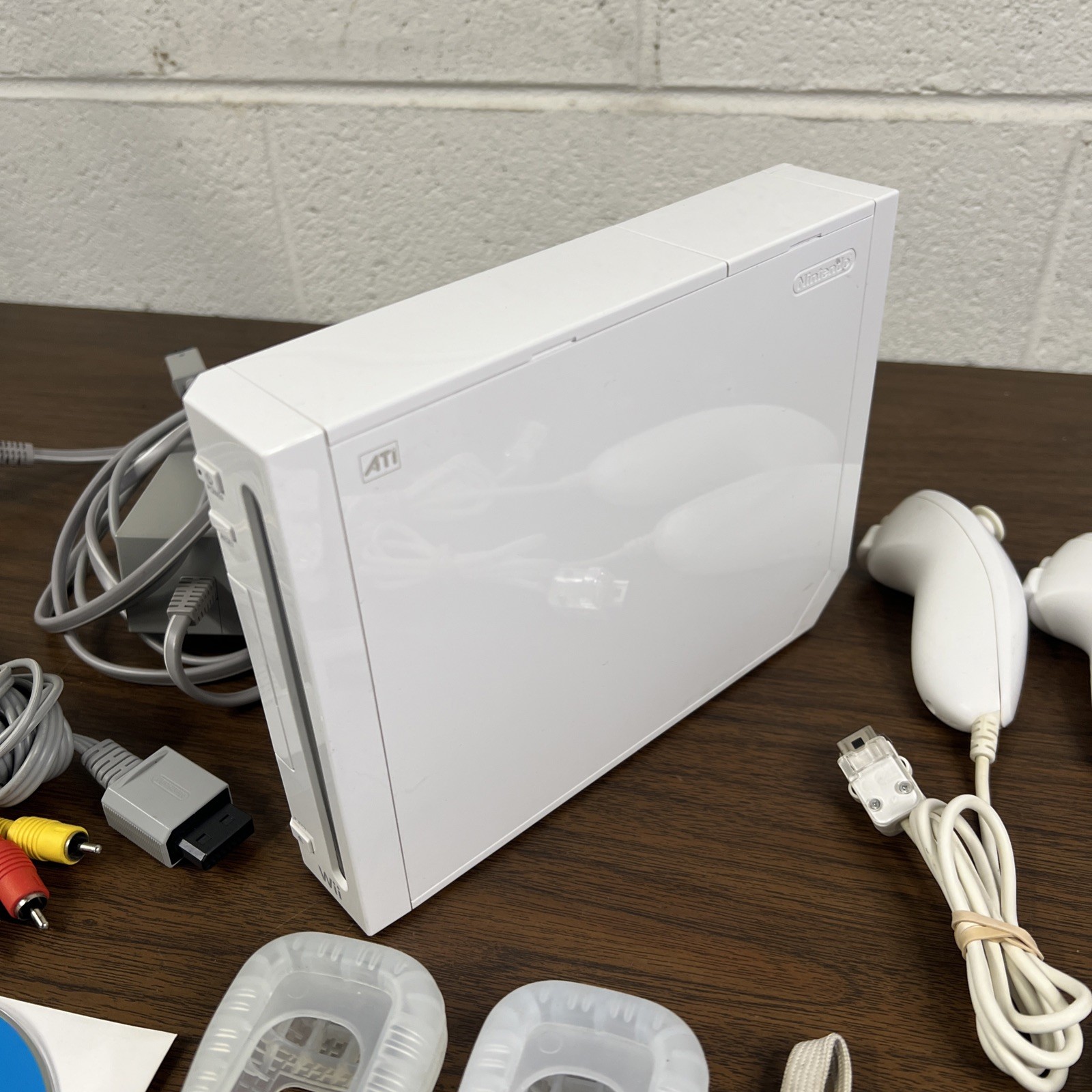 Nintendo Wii Console Bundle White RVL-001 + Wii Sports + 2 Remotes Tested Works
