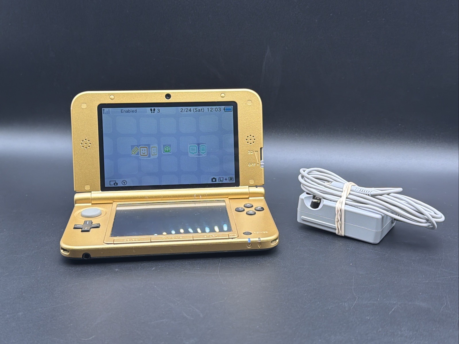 Nintendo 3DS XL The Legend of Zelda A Link Between Worlds Limited Edition Gold