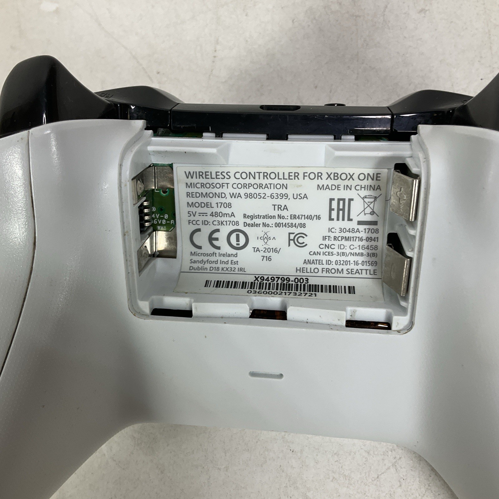 Microsoft Xbox One Model 1540 500GB Console Bundle White Wireless Controller