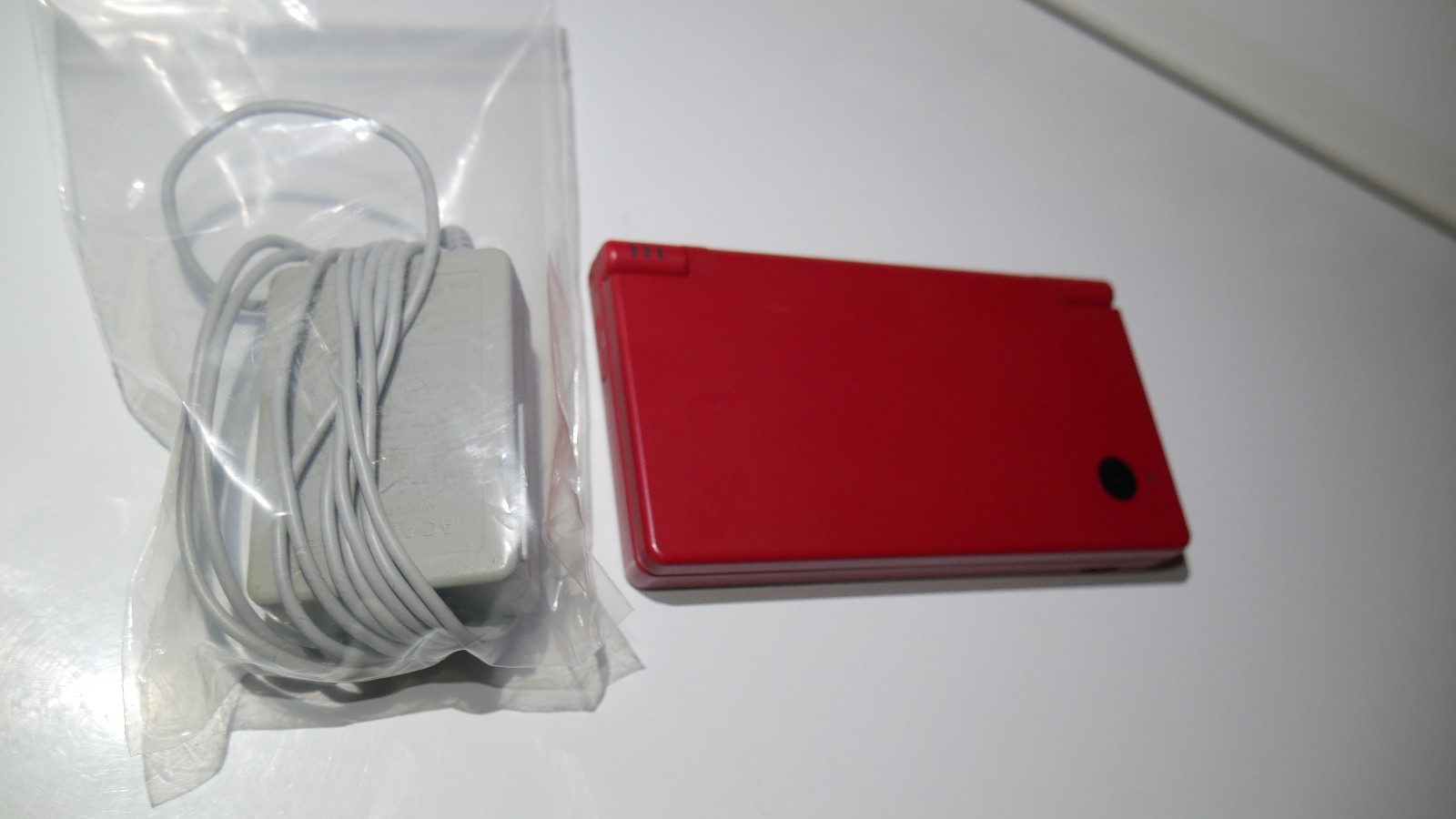 Nintendo DSi Console With Official Charger & Stylus (Very Good Condition / Red)