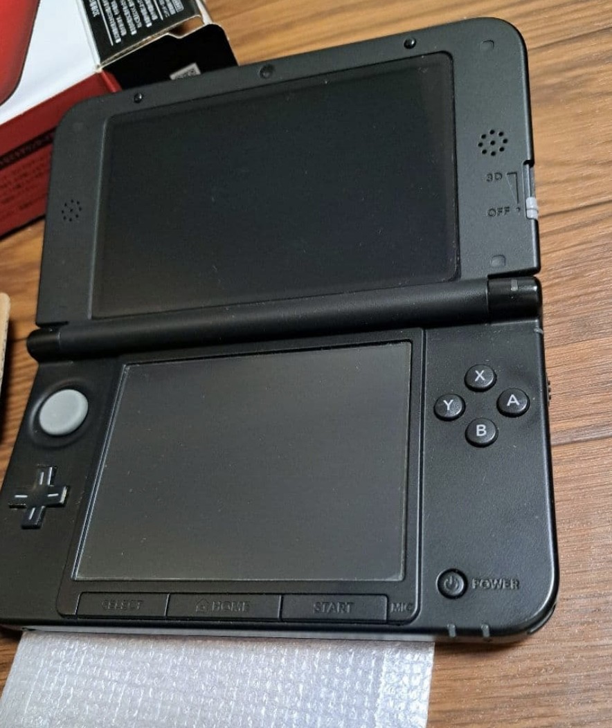 Nintendo 3DSLL Console – Red and Black