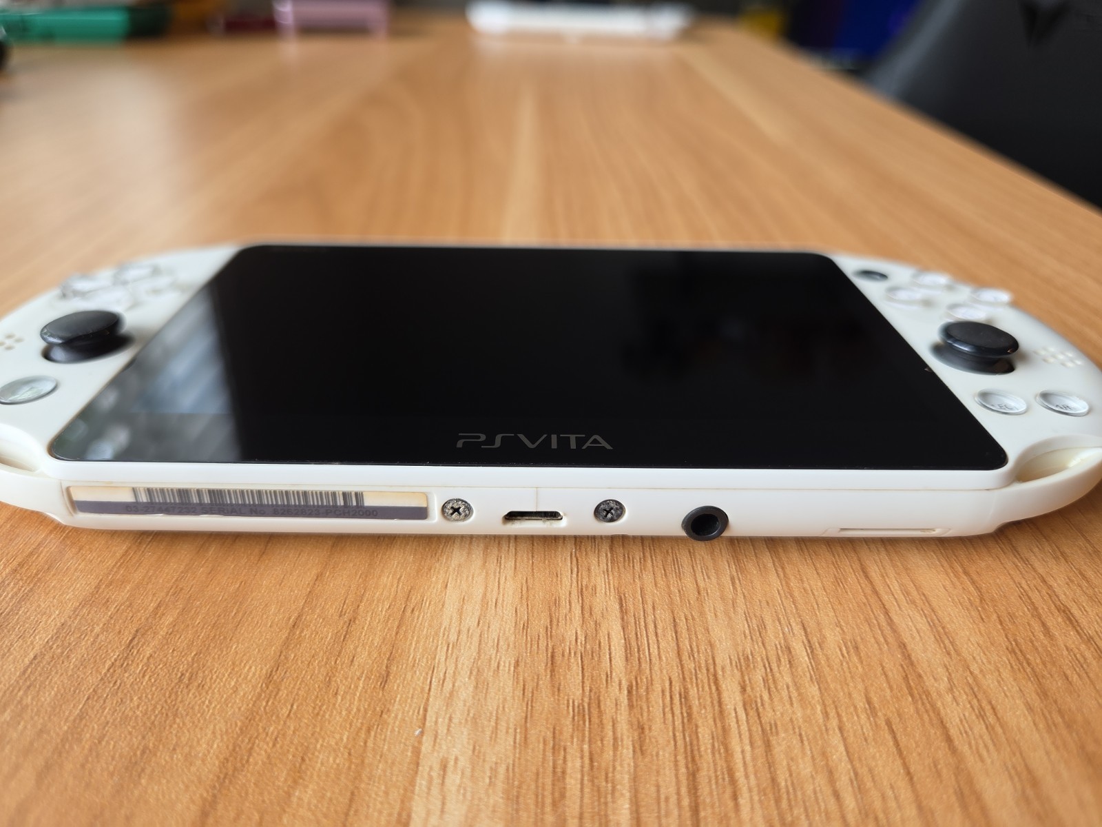 Sony PS Vita PCH-2000 Slim White + Charger GREAT CONDITION US SELLER